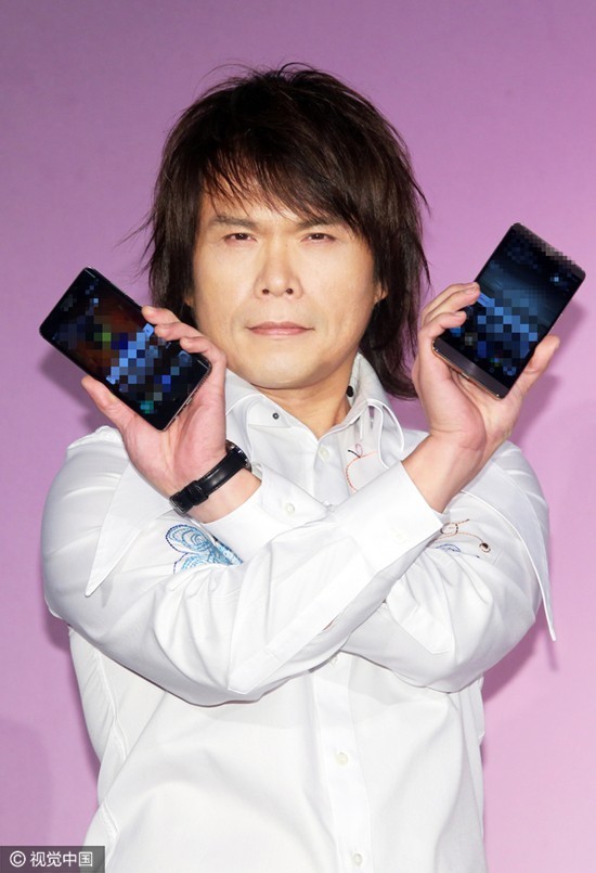 伍佰站台变表情包 摆pose似江湖豪侠