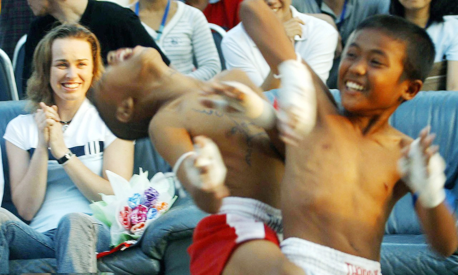 泰拳是泰国的国术，备受泰国人民喜爱，泰国俗语形容：“十个男人，九个打拳。”泰拳的特点是可以在极短的距离下，利用手肘、膝盖等部位进行攻击，是一种杀伤力很强的搏击术。