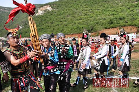 东方式斗牛亮相昌平男子铁笼内挑逗公牛 结局