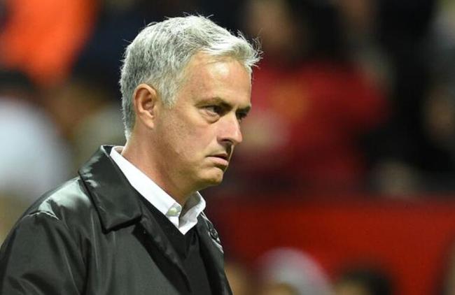 曼联现自杀级失误!穆里尼奥暴怒 场边踢水瓶泄