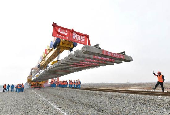 中国在建最长重载铁路全线铺轨 途经7省区(图)