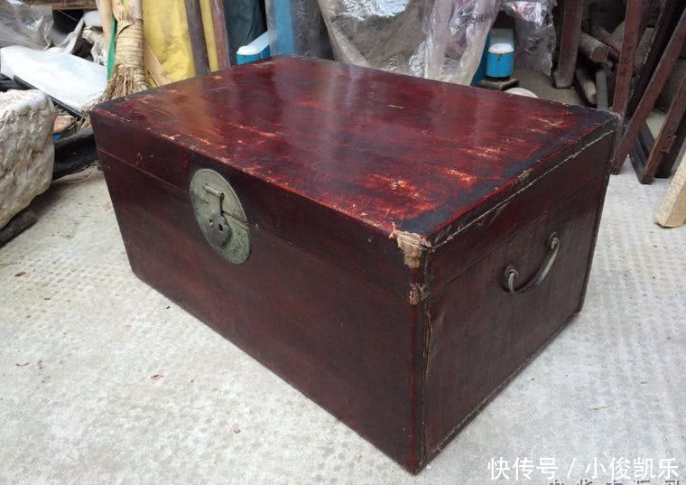 结婚爸妈要18万彩礼钱,随嫁只有个破木箱,打开