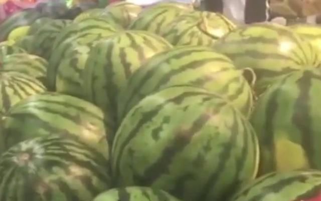 日本人来中国吃自助餐,看到此水果高兴坏了,让