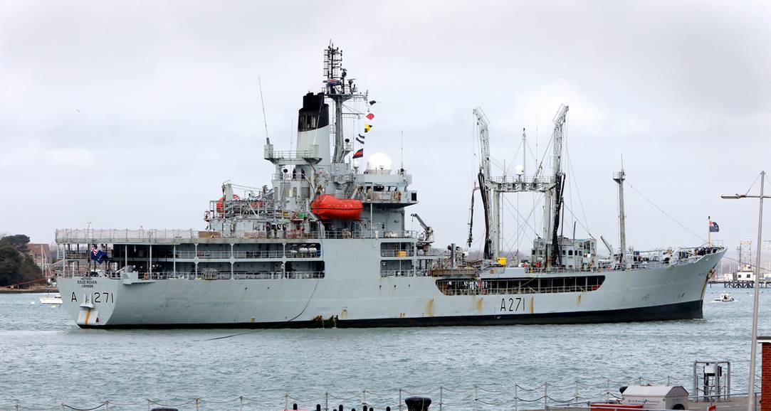 服役43年的英国皇家海军"金色漂泊者号"综合补给舰开启最后一次航行后