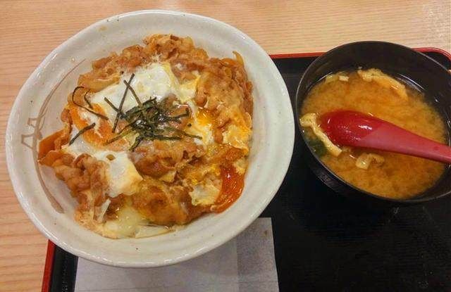 日本大学食堂的饭,一顿680日元,贵不贵?