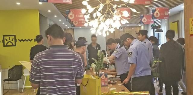 客服半夜发微信公司宣布倒闭,无锡柠檬树装饰