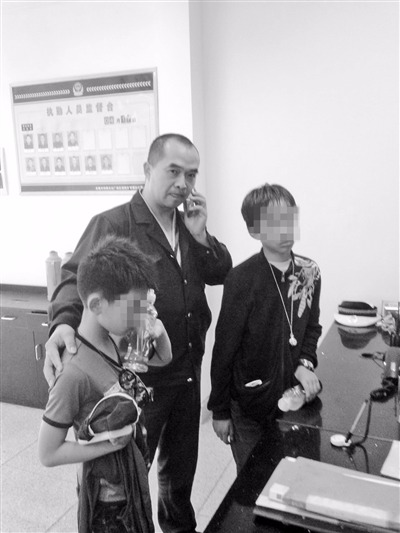 两名小学生怀揣1万元钱