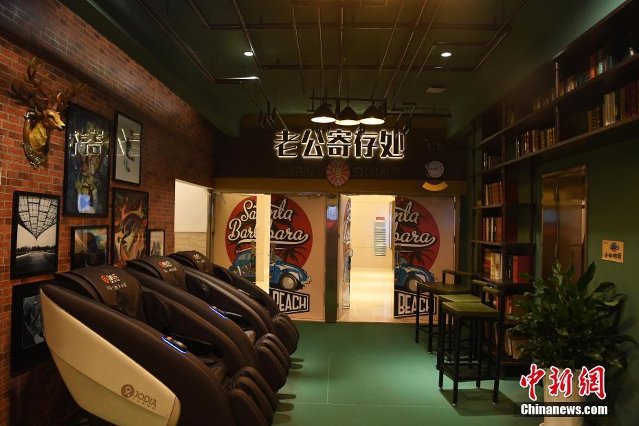 房间内设置了柔软的皮沙发和按摩椅。