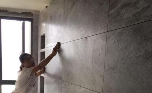 师傅年纪不大,收费却很高,做个美缝要20块一米