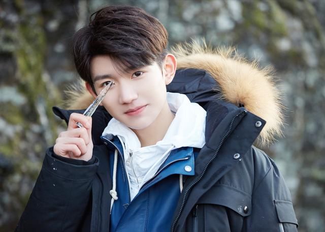 王源给粉丝打电话,蔡徐坤也给粉丝打电话,差距