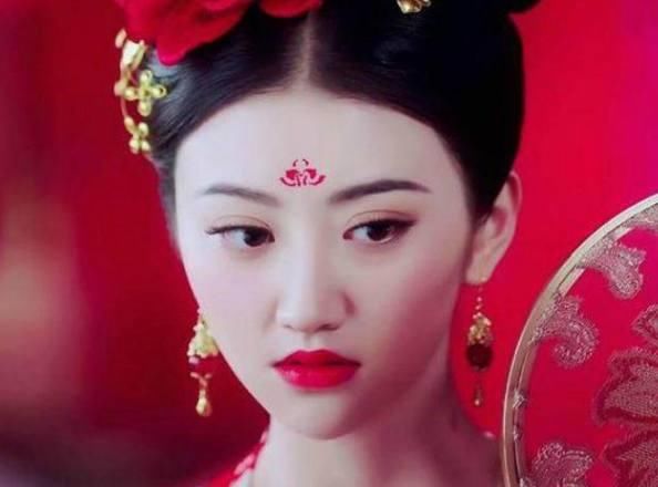 女星的花钿妆:迪丽热巴钟爱凤尾花,杨幂钟爱红