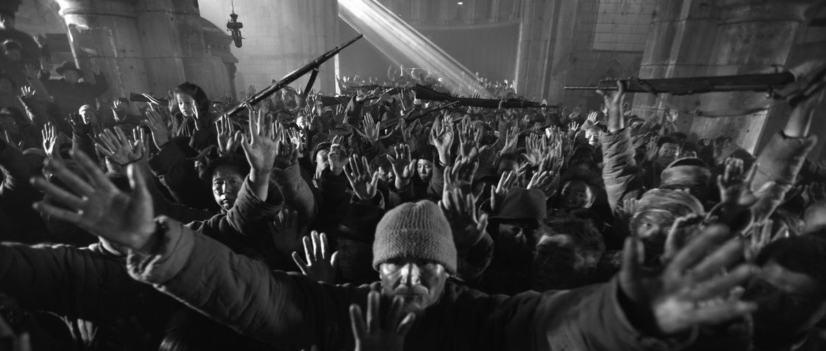 《南京！南京！》影片背景在1937年12月13日，时为国民政府首都的南京城沦陷，部分官员弃城逃亡，但仍有许多官兵留守，誓死保卫这个大厦将倾的城池。宋锡濂部军官陆剑雄协同战友与日军展开了激烈的巷战，他们微弱而顽强的抵抗最终被压制，数以万计的中国军民成为俘虏，在枪炮声中血染长江。金陵女子学院安全区，女教师姜淑云奔波往复，尽力帮助和拯救所有来此避难的同胞，但兽性大发的日军早已虎视眈眈盯上了藏身于此的妇女。