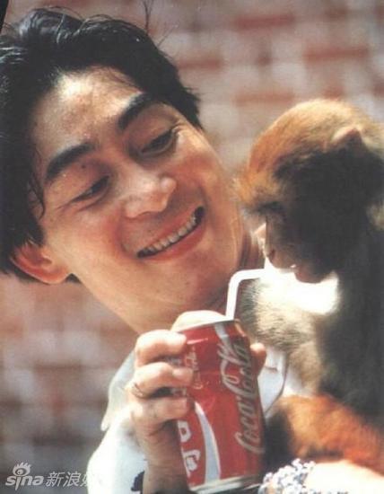 微博曝光“孙悟空”六小龄童年轻时的旧照，照片中六小龄童与猴子亲密接触，年轻时面容英俊，风采不输当今大火的小鲜肉们。