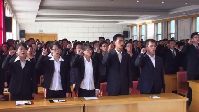 为什么同为铁饭碗,教师和公务员差距却这么大