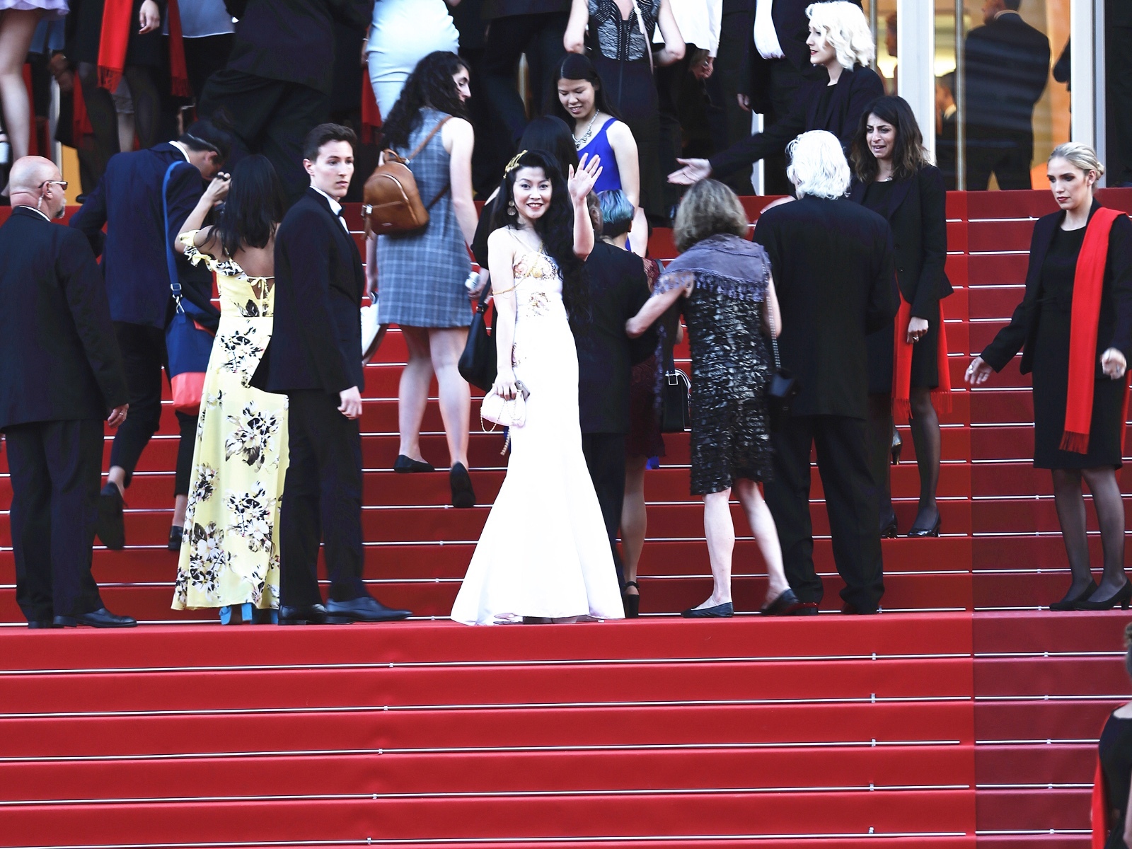 华裔女星龙珑亮相戛纳舞台 中英法三语为电影节献唱 华裔女星龙珑亮相戛纳舞台 中英法三语为电影节献唱