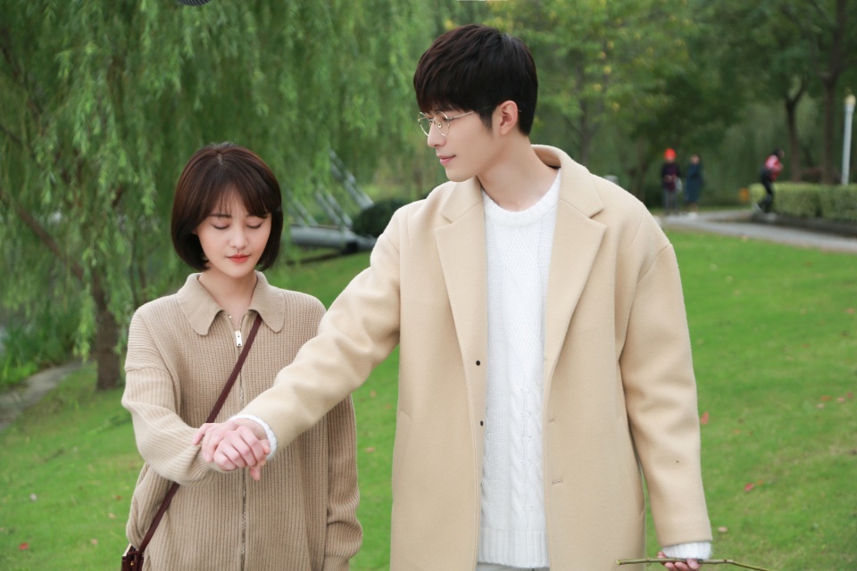 陈学冬郑爽甜蜜拥吻!司夏cp重返校园终于发糖了