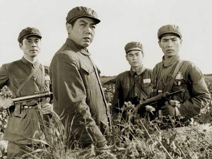 国民党军队撤守到苏州河北岸继续抵抗，残存的国民党杂牌军刘义（刘季云 饰）部，龟缩在市中心，无望地等待失败的来临。我先头部队则在市区与残存的敌人展开巷战，攻占了发电厂、市政府等重要部位，在强大的军事攻势和政治攻势下，无望的敌人终于举起了白旗......
