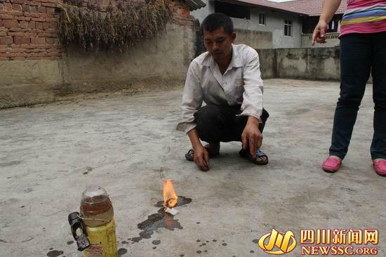 村民家井水用布蘸后一点就烧5分钟 有柴油味