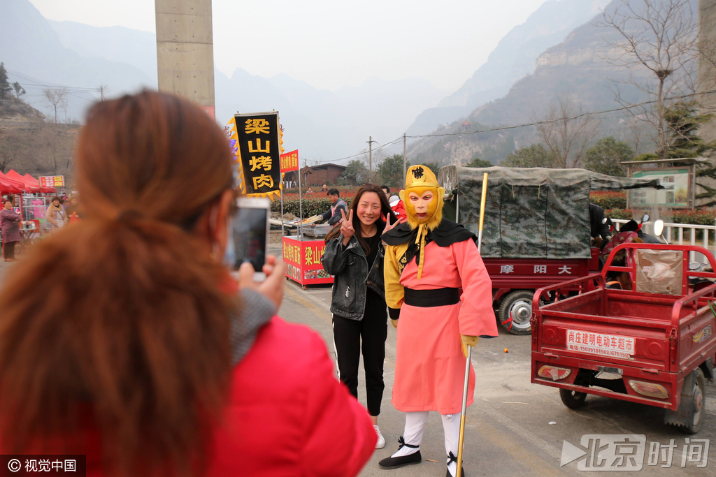 双方互相开始理论，其中一名当场除去面具来露出真面目证明自己才是那个开大巴的“孙大圣”，还让大家上网搜索对照，而另外一名“孙大圣”则不肯摘去面具，嘴里嘟囔着“你这样拆台，这生意还咋做”，然后垂头丧气溜地走了。图：视觉中国