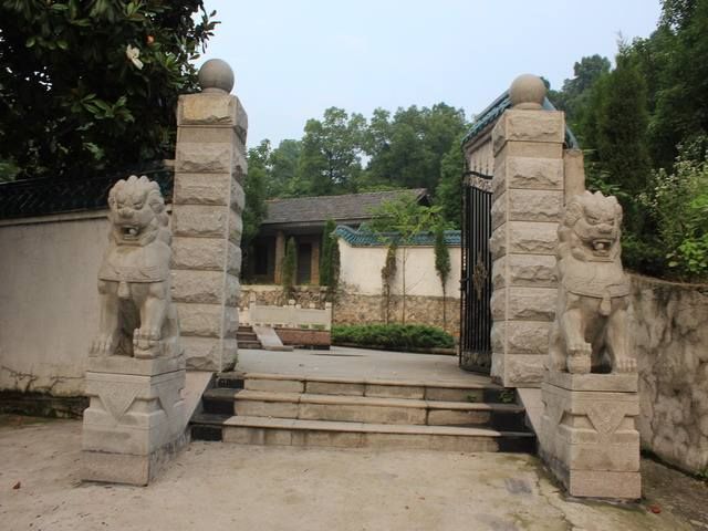 看完邱会作墓地,再看看黄永胜墓,同样意义深远,但很少人想去