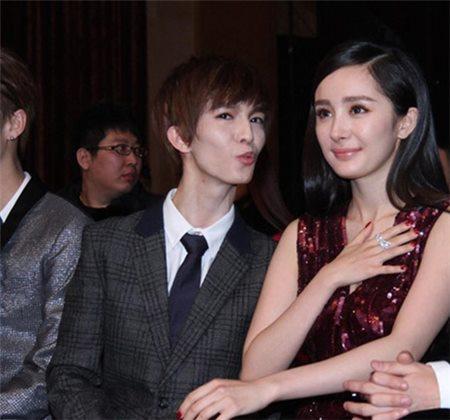 杨幂与男星合影都保持安全距离,唯独他胆大,敢