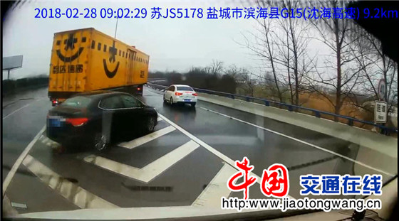 盐城:高速上倒车逆行 后车记录仪拍下全程被处