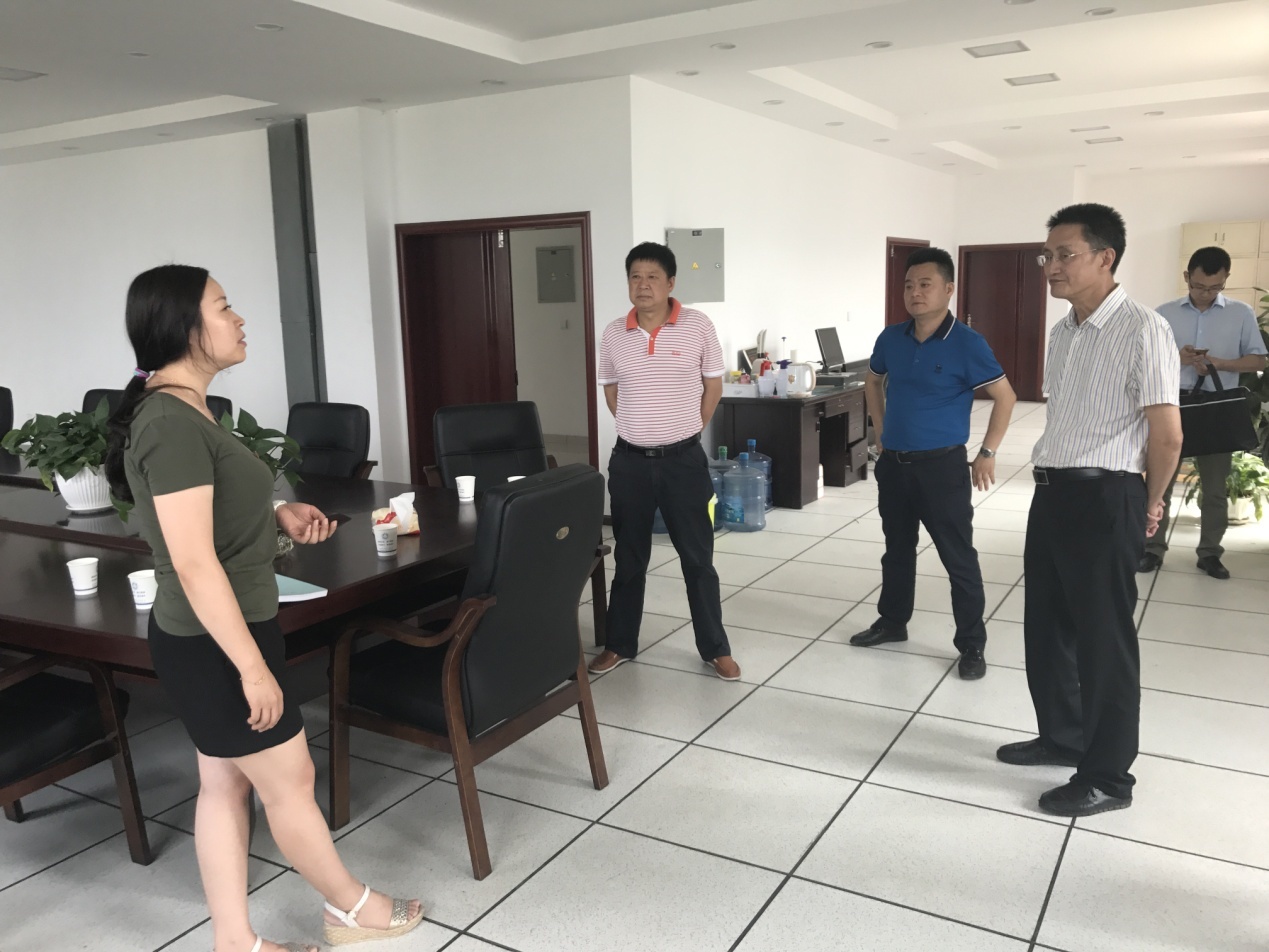 峨边:市政协副主席方平安一行人到峨边县气象