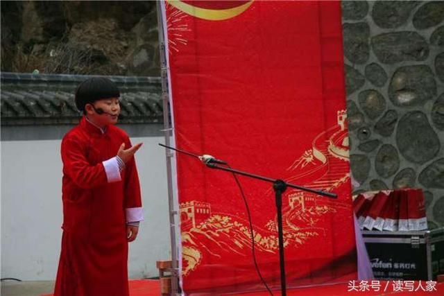 一位十岁小孩童用单口相声讲述了《我和爸爸》