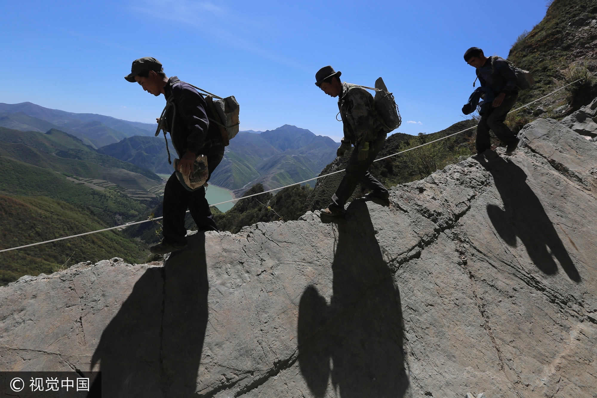 他们爬峭壁、走山脊、钻洞穴，步步惊心，在数百米高的峭壁和山脊上，一脚踩不实后果不堪设想。