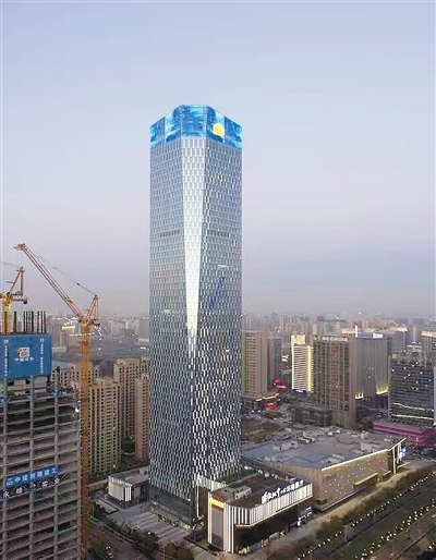 [摘要]昨天,西安唯一以产业运营为核心的270米57层摩天大厦绿地中心