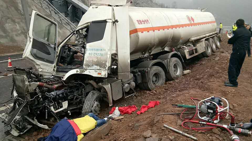 银昆高速巴广渝段突发惨烈车祸 2人当场死亡(图)