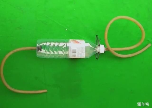 修车师傅自制抽油神器,2元钱搞定,再也不用嘴