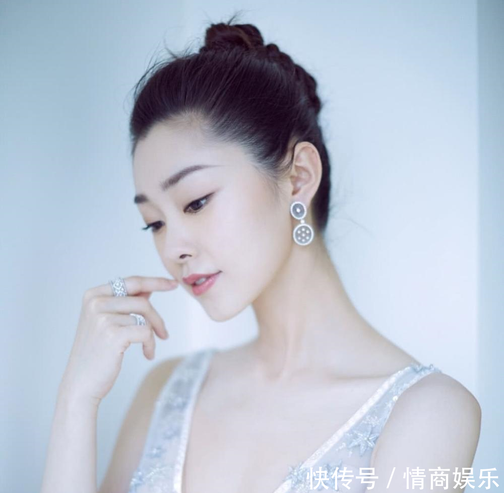 宋轶惊艳了! 深V领直接开到肚脐眼, 网友: 平胸