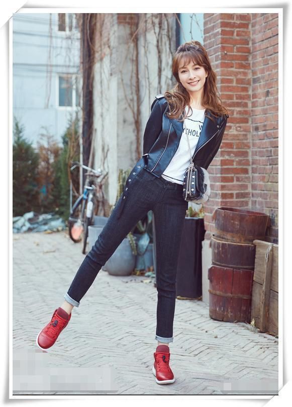 上半身少女,下半身大妈!吴昕现身机场,一条紧身裤让我怀疑人生