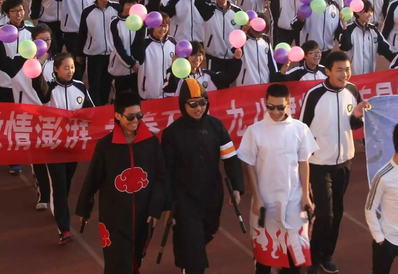 同学们积极开动脑筋，各显神通，将传统的入场式变为了一场“穿越秀”，精彩纷呈，创意无限，现场洋溢着青春的激情。