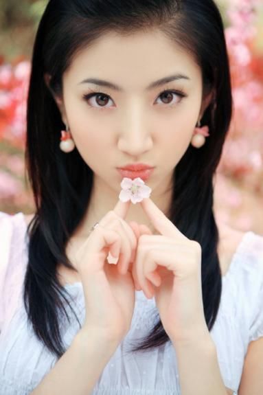 夜未央, 风微凉, 隐了星光, 孤独了渔火. 小小白篷船氤氲在水中央.