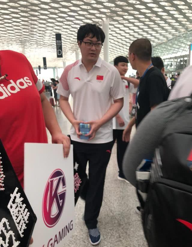 雅加达亚运会中国团队出征队员,老帅成人群里