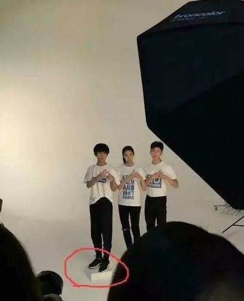 关晓彤成男星身高测谎仪,易烊千玺与她同框都