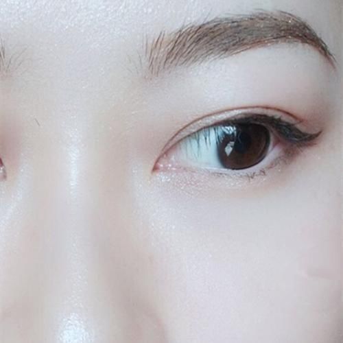 闺蜜熬夜为何不长眼袋,每天早晚睡前涂抹这个