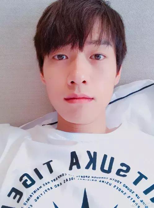 微博粉丝福利:王鹤棣范丞丞蔡徐坤晒帅照,何炅