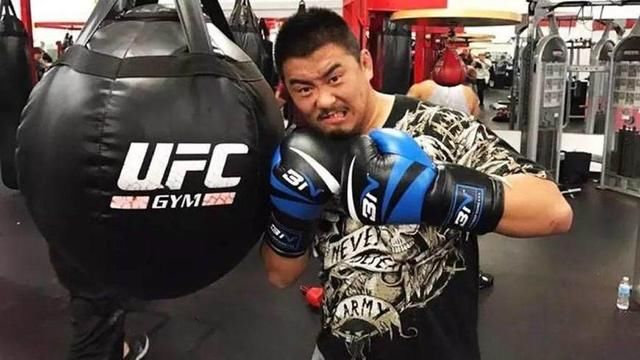 揭秘徐晓东KO咏春丁浩的裁判,是传统武术高手