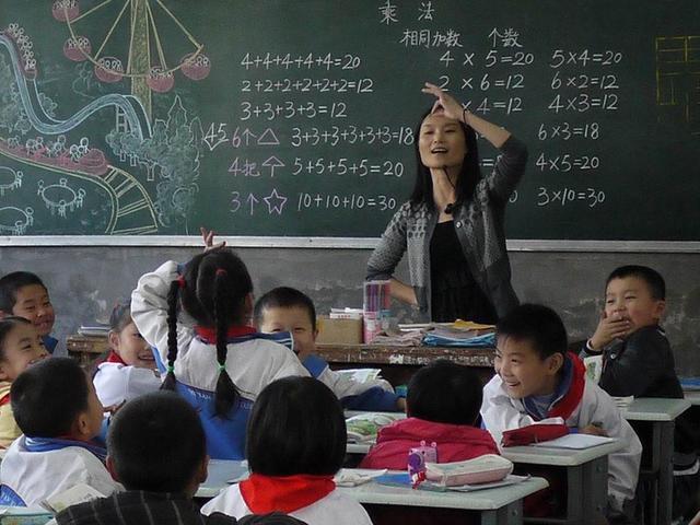 示8成老师教学精力不济 专家:为中小学基层教