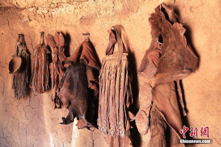 生活在纳米比亚的辛巴族又称“红泥族”，是非洲最后保持原始生态的部落之一。作为该部落最大特色，辛巴族女子终生不洗澡，且常年袒露上身，尤其喜欢把一种红色矿物粉末混合着奶油等涂抹在身上和头上。图为“红泥族”人房屋内陈设。 中新社记者 王曦 摄