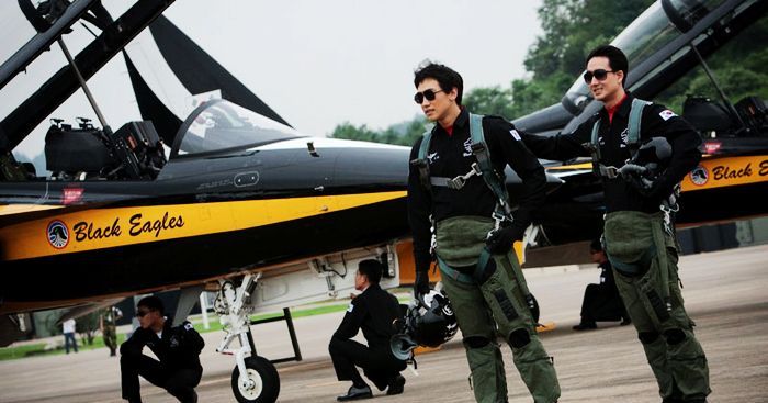 这个是大名鼎鼎的韩国T-50“金鹰”高级战斗教练机，曾在2009年的韩国电影《R2B：返回基地》中作为巨星Rain的座机登场。T-50最初以KTX-2的研发名号登场，1996年，美国的洛克希德•马丁公司与三星公司签署合作协议书，确定KTX-2计划的进行。图为Rain出演的韩国电影《R2B：返回基地》剧照，背景即是T-50战斗教练机。