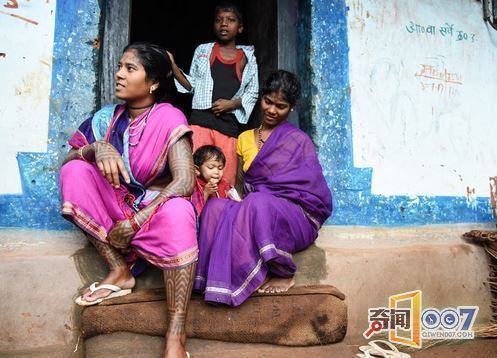 这里的女性刺满纹身 会用温水牛粪清洗