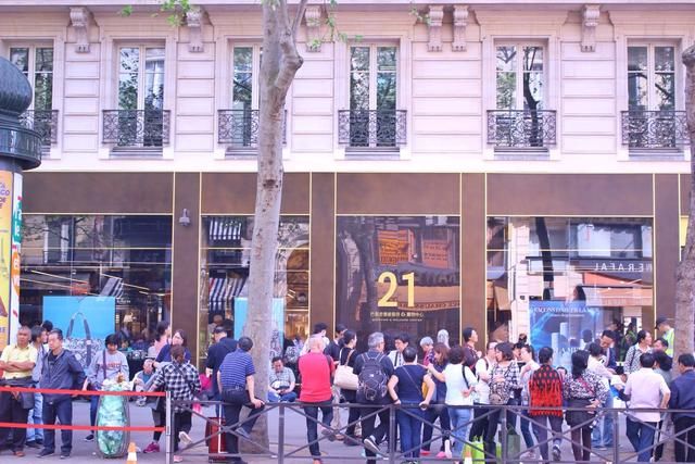 中国游客成巴黎老佛爷主力消费,全部柜台配中