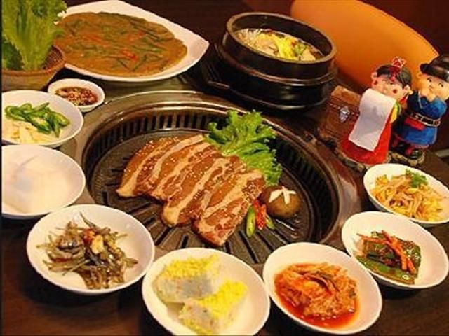 在中国旅游的韩国游客,吃了一份美味的韩国烤