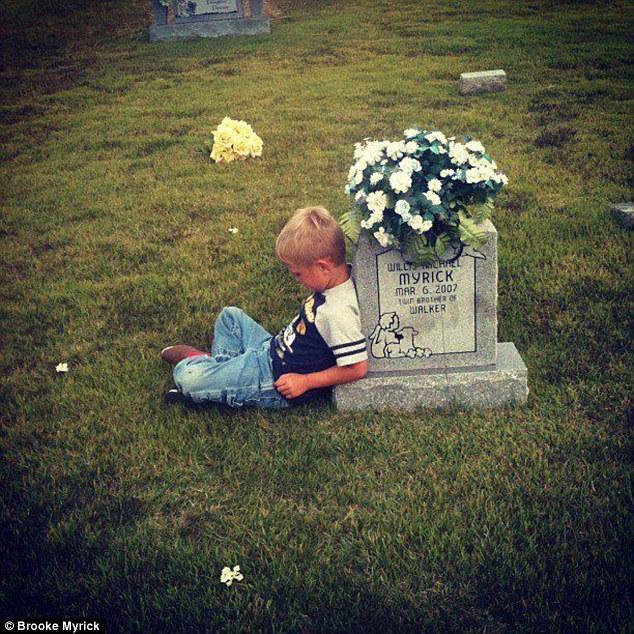 小男孩来到双胞胎弟弟的墓碑前 分享上学第一天