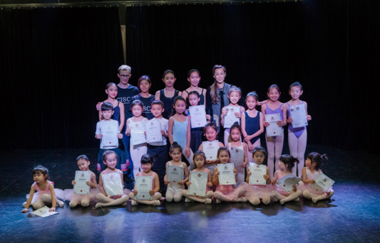 英皇考级颁奖典礼汇演张天爱荣誉博士诚致谢意