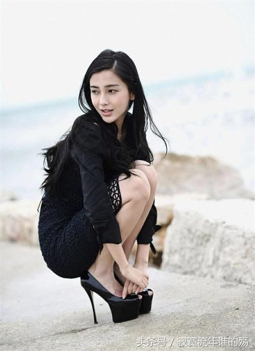 女星穿黑蕾丝裙子美照,热巴瘦了,杨颖性感,她却